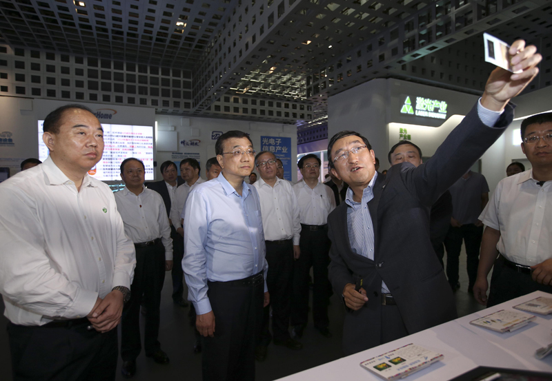 李克強(qiáng)：化解過(guò)剩產(chǎn)能要保證企業(yè)多余人員轉(zhuǎn)崗不下崗 轉(zhuǎn)業(yè)不失業(yè)