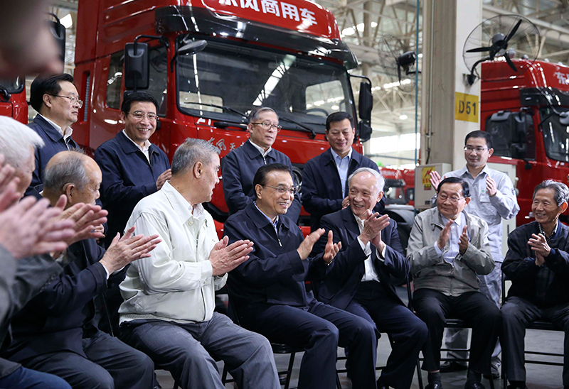 李克強(qiáng)：化解過(guò)剩產(chǎn)能要保證企業(yè)多余人員轉(zhuǎn)崗不下崗 轉(zhuǎn)業(yè)不失業(yè)