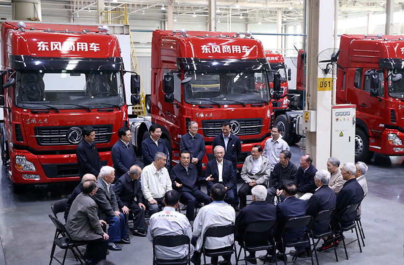 李克強(qiáng)：化解過(guò)剩產(chǎn)能要保證企業(yè)多余人員轉(zhuǎn)崗不下崗 轉(zhuǎn)業(yè)不失業(yè)