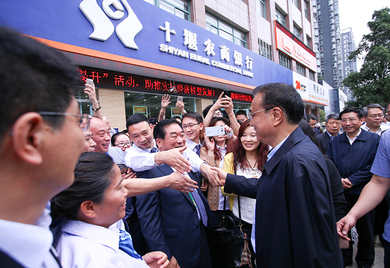 李克強(qiáng)：化解過(guò)剩產(chǎn)能要保證企業(yè)多余人員轉(zhuǎn)崗不下崗 轉(zhuǎn)業(yè)不失業(yè)