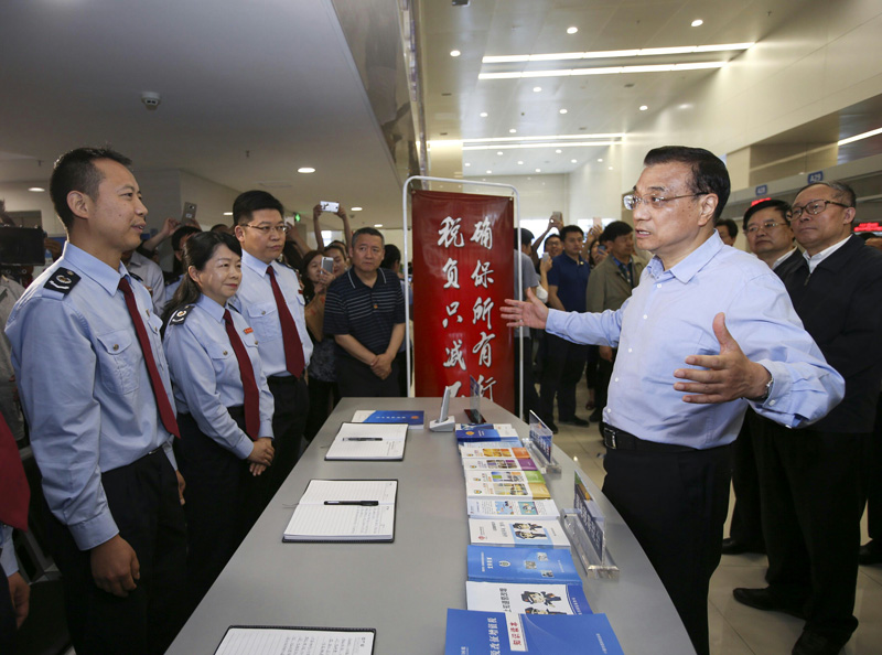 李克強(qiáng)：化解過(guò)剩產(chǎn)能要保證企業(yè)多余人員轉(zhuǎn)崗不下崗 轉(zhuǎn)業(yè)不失業(yè)