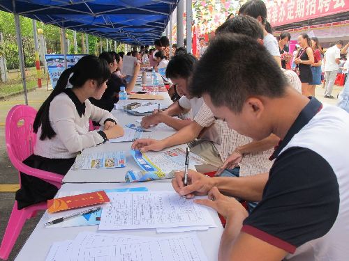 廣東省陽(yáng)春市舉辦高校畢業(yè)生招聘會(huì) 提供3500多個(gè)就業(yè)崗位