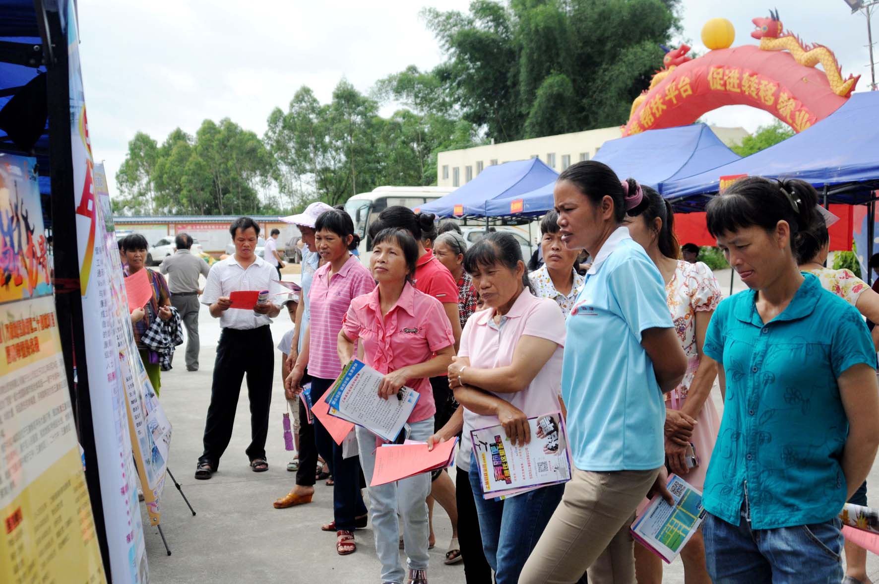 廣西壯族自治區(qū)南寧市上林縣舉行2016年貧困勞動力轉(zhuǎn)移就業(yè)專場招聘會