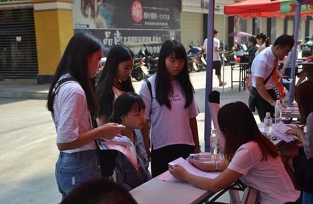 湖南省吉首市搭建人才招聘平臺(tái)助力高校畢業(yè)生就業(yè)