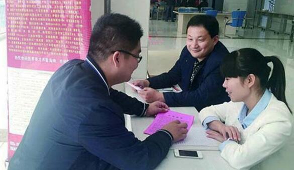 山東省萊蕪市舉辦大學(xué)生招聘會(huì)達(dá)成就業(yè)意向358人次