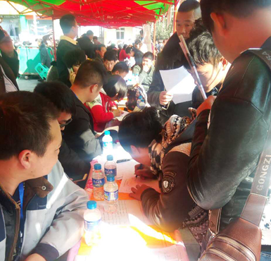 云南省威信縣2017年脫貧攻堅農(nóng)村勞動力轉(zhuǎn)移招聘會成功舉辦