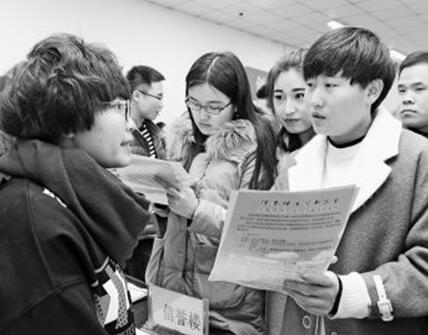 河北省新樂市幫助農(nóng)民工家門口就業(yè)