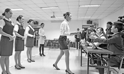 福建福州：校園招聘空乘場(chǎng)面火爆