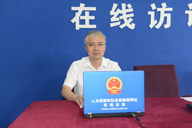 實行清單式管理 促進職業(yè)資格健康有序發(fā)展——人社部專業(yè)技術人員管理司副司長李金生、職業(yè)能力建設司副司長王曉君介紹《國家職業(yè)資格目錄》有關情況