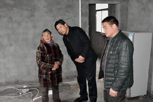 湖北省人大代表、葛洲壩松滋水泥有限公司總經(jīng)理鄧?yán)^濤走訪貧困戶