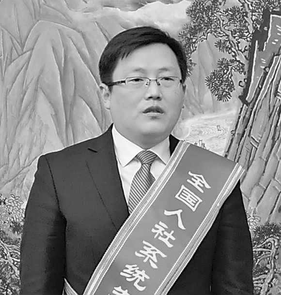 領獎人：貴州省就業(yè)局局長羅玉成——有信心繼續(xù)做好就業(yè)扶貧工作