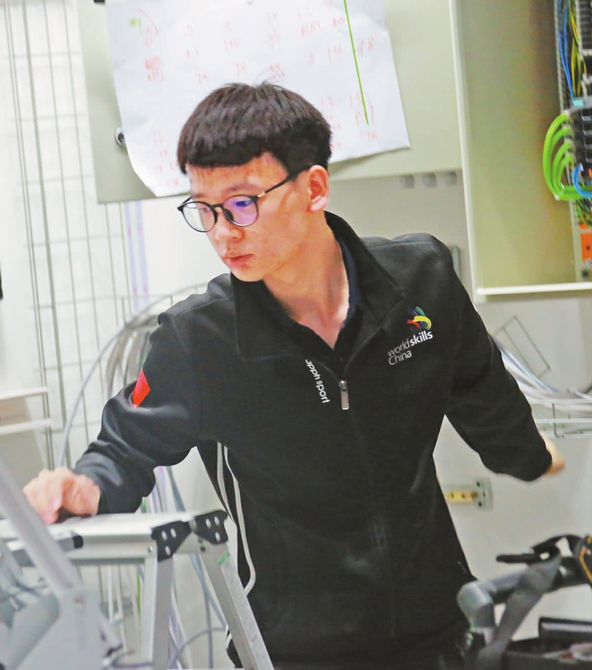 技能黑馬 驚艷逆襲——記第44屆世界技能大賽工業(yè)控制項(xiàng)目冠軍袁強(qiáng)