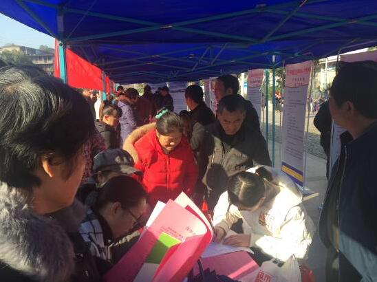 江西省萍鄉(xiāng)市安源區(qū)2018年“就業(yè)援助月”活動暨萍礦“去產(chǎn)能”專場招聘會活動啟動