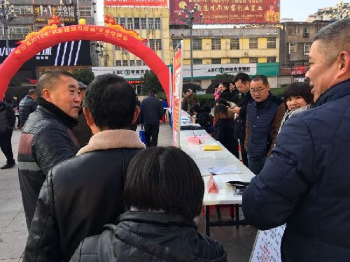 江西鉛山：舉辦2018年“就業(yè)援助月專項活動”現場招聘會