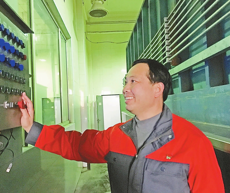 首都環(huán)衛(wèi)事業(yè)的“螺絲釘”——走近全國優(yōu)秀農(nóng)民工、北京市石景山區(qū)垃圾綜合處理廠車輛維修工郭紅磊