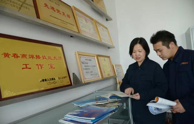 中央深改組第二次會議通過《關(guān)于提高技術(shù)工人待遇的意見》