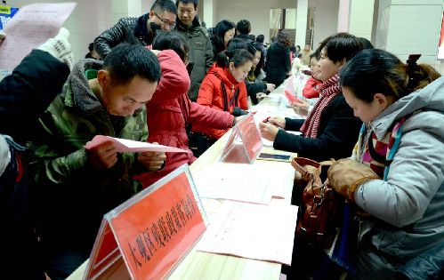安徽安慶：大觀區(qū)成功舉辦2018年“就業(yè)援助月”專場(chǎng)招聘會(huì)