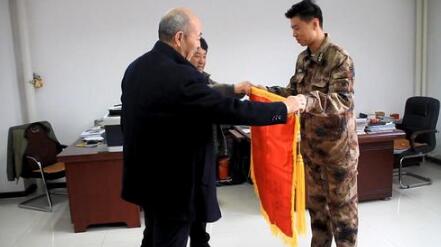 新疆建設兵團：為農(nóng)民工追回2萬多工錢 九師勞動保障監(jiān)察支隊獲贈錦旗