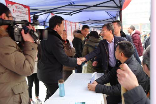 節(jié)前搞定崗位 節(jié)后拎包上班——重慶市黔江區(qū)舉辦2018年“春風(fēng)行動”、“就業(yè)援助月”大型專場招聘會