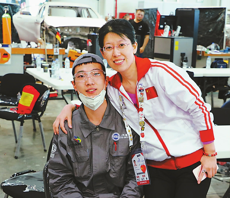 鋼鐵團(tuán)隊里的鋼鐵女翻譯——記第44屆世界技能大賽車身修理項目翻譯韓明