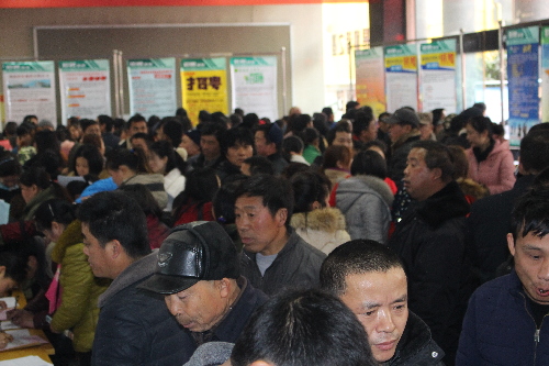 湖南省慈利縣隆重舉辦“就業(yè)扶貧”大型招聘服務(wù)活動，為貧困群眾送“定制”崗位