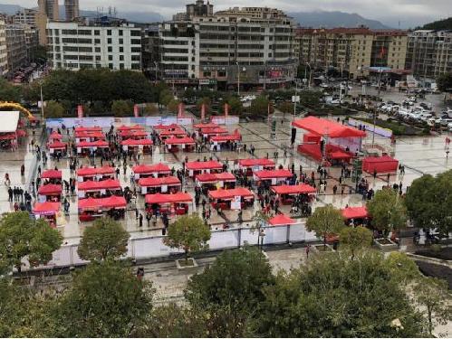 江西于都：陰雨蒙蒙不抵似火的就業(yè)熱情