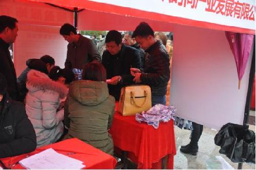 江西于都：陰雨蒙蒙不抵似火的就業(yè)熱情