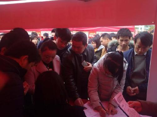 江西于都：“春風(fēng)行動”春季企業(yè)用工招聘會隆重開幕