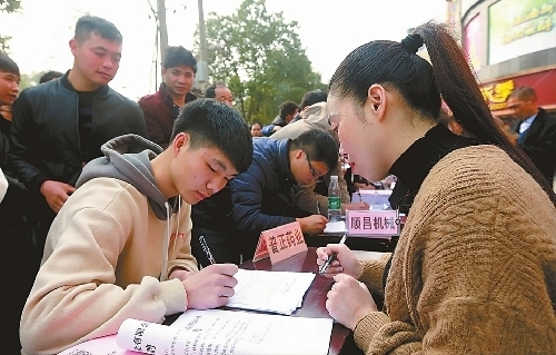 江西省峽江縣新春招工忙