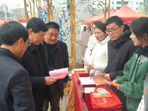 安徽阜陽：潁泉區(qū)舉辦2018年“接您回家”大型人才招聘會