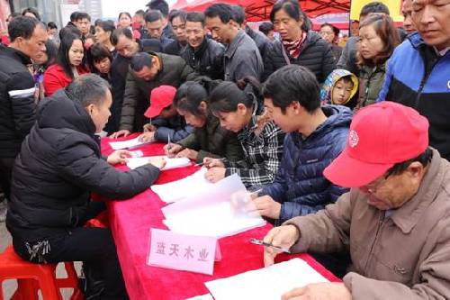 江西南康：“春風”送暖——就業(yè)扶貧現(xiàn)場簽約儀式成功舉辦