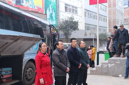 云南省大關(guān)縣舉行2018年第五批農(nóng)村勞動(dòng)力轉(zhuǎn)移就業(yè)歡送儀式