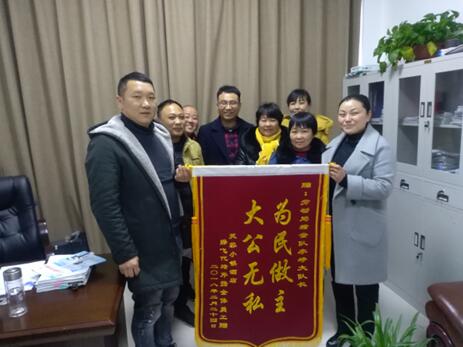 安徽靈璧：勞動(dòng)監(jiān)察助討薪 農(nóng)民工送錦旗表謝意