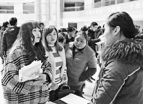 安徽馬鞍山：大型招聘會(huì)讓居民家門(mén)口就業(yè)