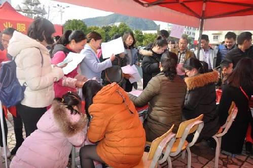 江西崇義：年味尚濃求職招工忙 成功舉辦春季就業(yè)招聘會 
