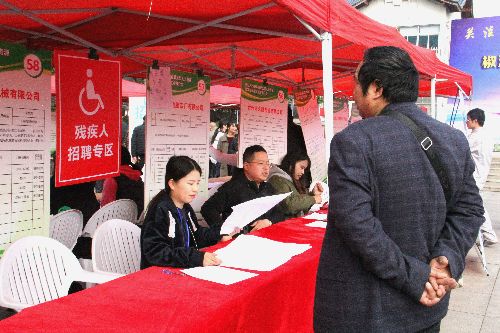 春風(fēng)送崗位 搭橋促就業(yè)——浙江省臺(tái)州市椒江區(qū)春季大型人力資源就業(yè)推介會(huì)側(cè)記