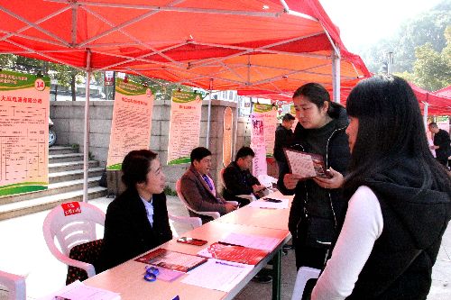 春風(fēng)送崗位 搭橋促就業(yè)——浙江省臺(tái)州市椒江區(qū)春季大型人力資源就業(yè)推介會(huì)側(cè)記