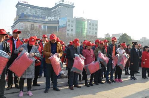 春季攻勢高潮迭起 就業(yè)扶貧再出新彩——陜西省銅川市耀州區(qū)隆重舉行勞動力赴“東臺-福清”務(wù)工歡送儀式