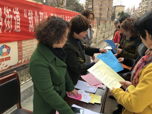 安徽安慶：大觀區(qū)集賢路街道開(kāi)展“送政策、送崗位”現(xiàn)場(chǎng)招聘活動(dòng)