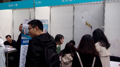 湖北省漢川市廣栽梧桐招鳳凰