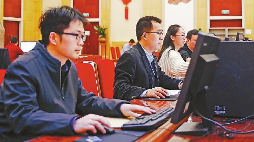 十三屆全國人大一次會議共收到代表議案325件、建議7100多件