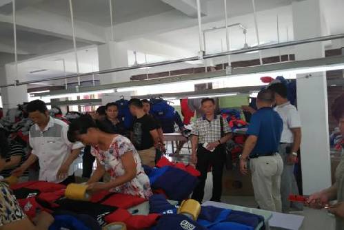 安徽廬江：有種力量叫感動(dòng)，讓我們?cè)诜鲐毜穆飞巷L(fēng)雨兼程