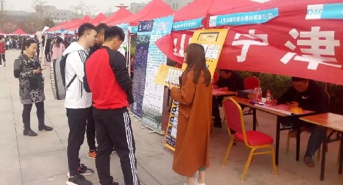 山東省寧津縣人社局?jǐn)y企事業(yè)單位組團(tuán)赴山東師范大學(xué)參加招聘會(huì)