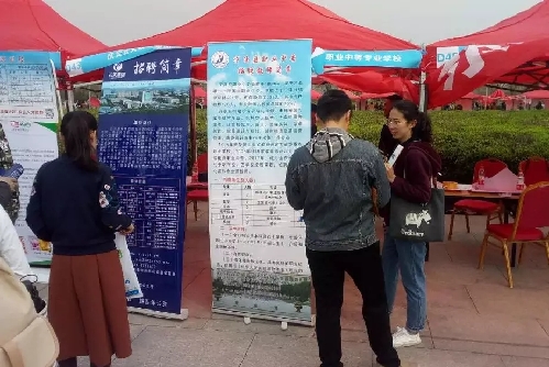 山東省寧津縣人社局?jǐn)y企事業(yè)單位組團(tuán)赴山東師范大學(xué)參加招聘會(huì)