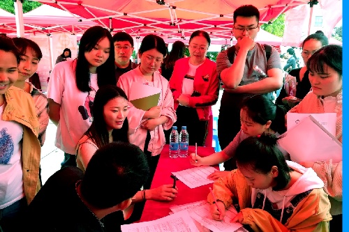 安徽省阜陽(yáng)市舉辦醫(yī)藥衛(wèi)生類(lèi)大中專(zhuān)畢業(yè)生就業(yè)招聘會(huì)