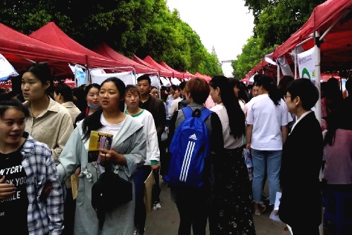 安徽省阜陽市舉辦醫(yī)藥衛(wèi)生類大中專畢業(yè)生就業(yè)招聘會(huì)