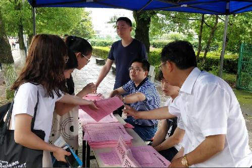 江西省萍鄉(xiāng)市人社局組織就業(yè)創(chuàng)業(yè)服務(wù)進(jìn)高校活動