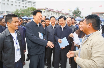 吳英杰在拉薩考察高校畢業(yè)生就業(yè)創(chuàng)業(yè)工作