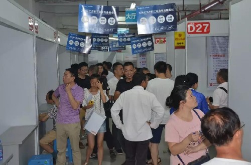 重慶市萬州區(qū)舉辦畢業(yè)季高校畢業(yè)生大型專場招聘會