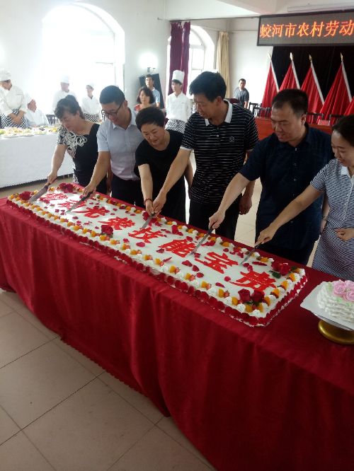 吉林蛟河：就業(yè)技能展示與企業(yè)招聘對(duì)接同臺(tái)共舞